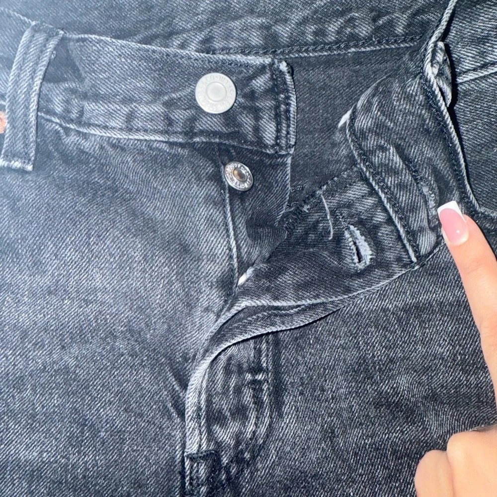 Levi's Black Denim Jean Shorts Sz 29 - Picture 2 of 4